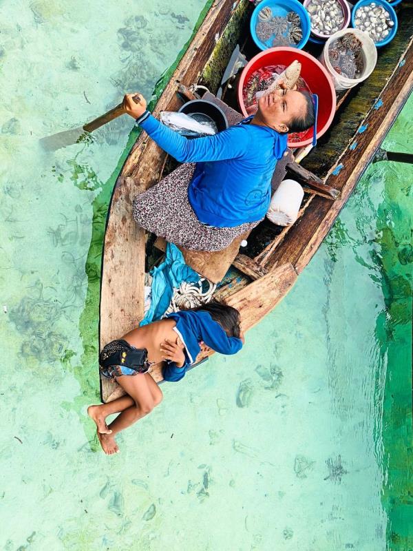 Some Bajau Laut people are also known as the Palauh, and some earn their living by selling seafood from their boats.